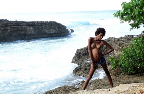 African Jordi El Nino Polla Mom sexy nude image