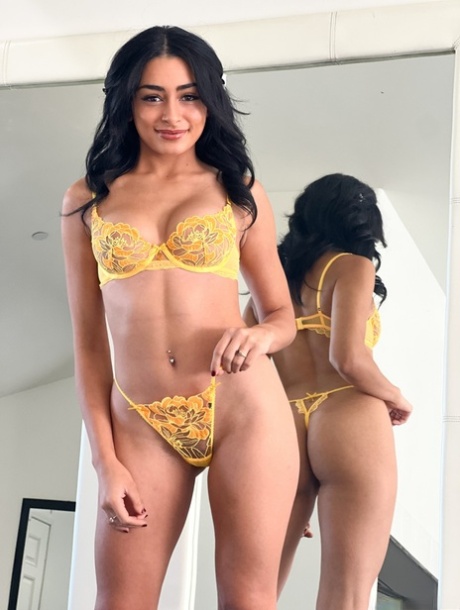 Latina Daisy hot nude photos