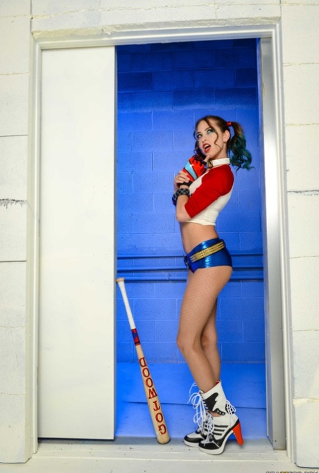 Harley Quinn sexy star pics