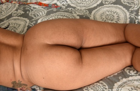 Latina Leg Shaking perfect photo