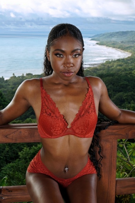 African Superstar sexy nude photos