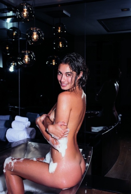Latina Kianna Dior Mom sexy nude image