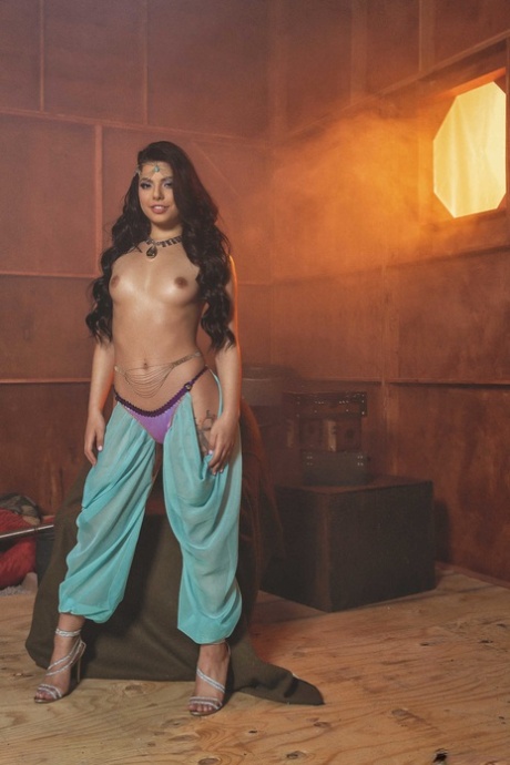 Gina Valentina star nude pic